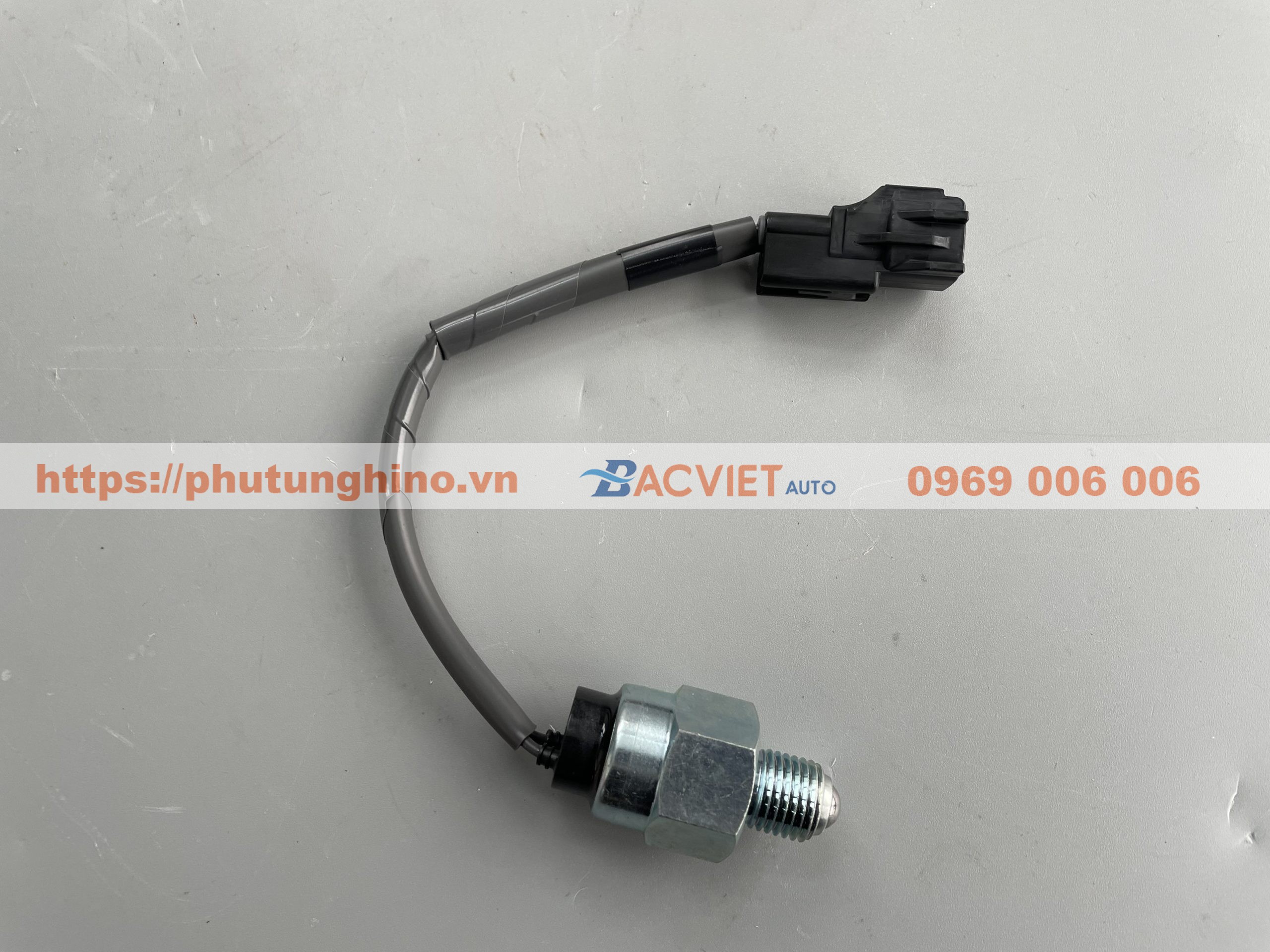 Công tắc lùi ISUZU NQR75 hãng - Ảnh 2